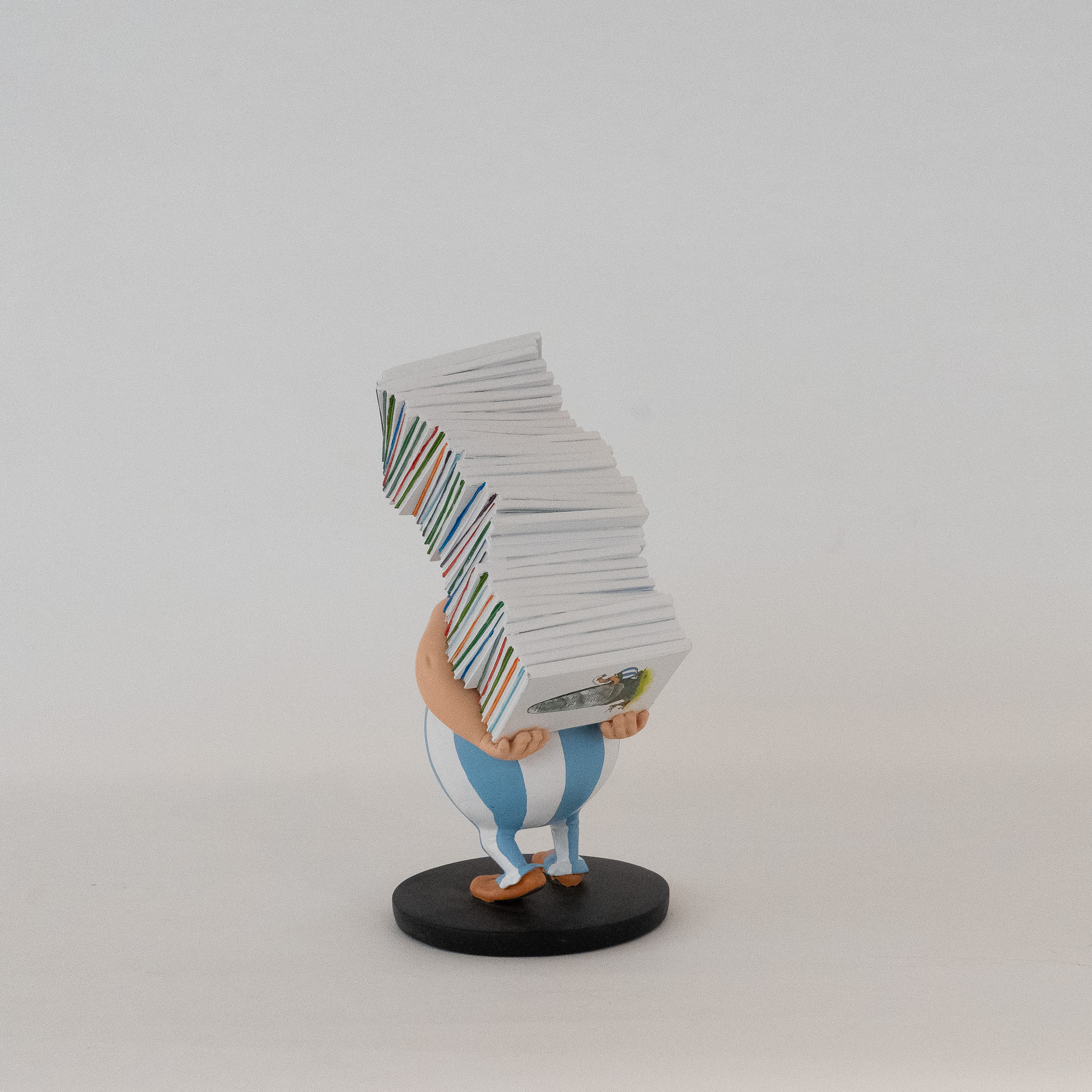 Asterix: Statue Obelix mit Bücherstapel Asterix: Statue Obelix mit Bücherstapel