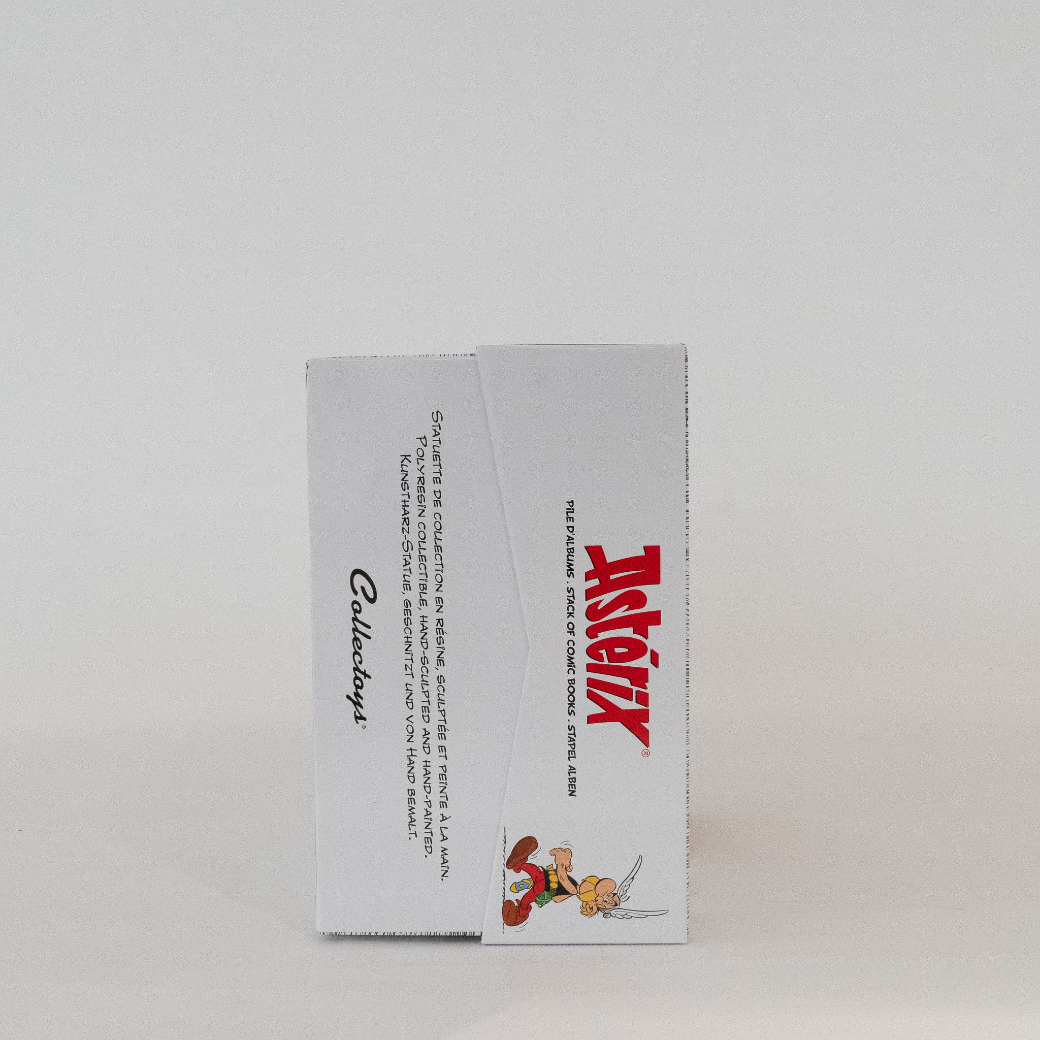 Asterix: Statue Asterix sitzt auf Bücherstapel Asterix: Statue Asterix sitzt auf Bücherstapel