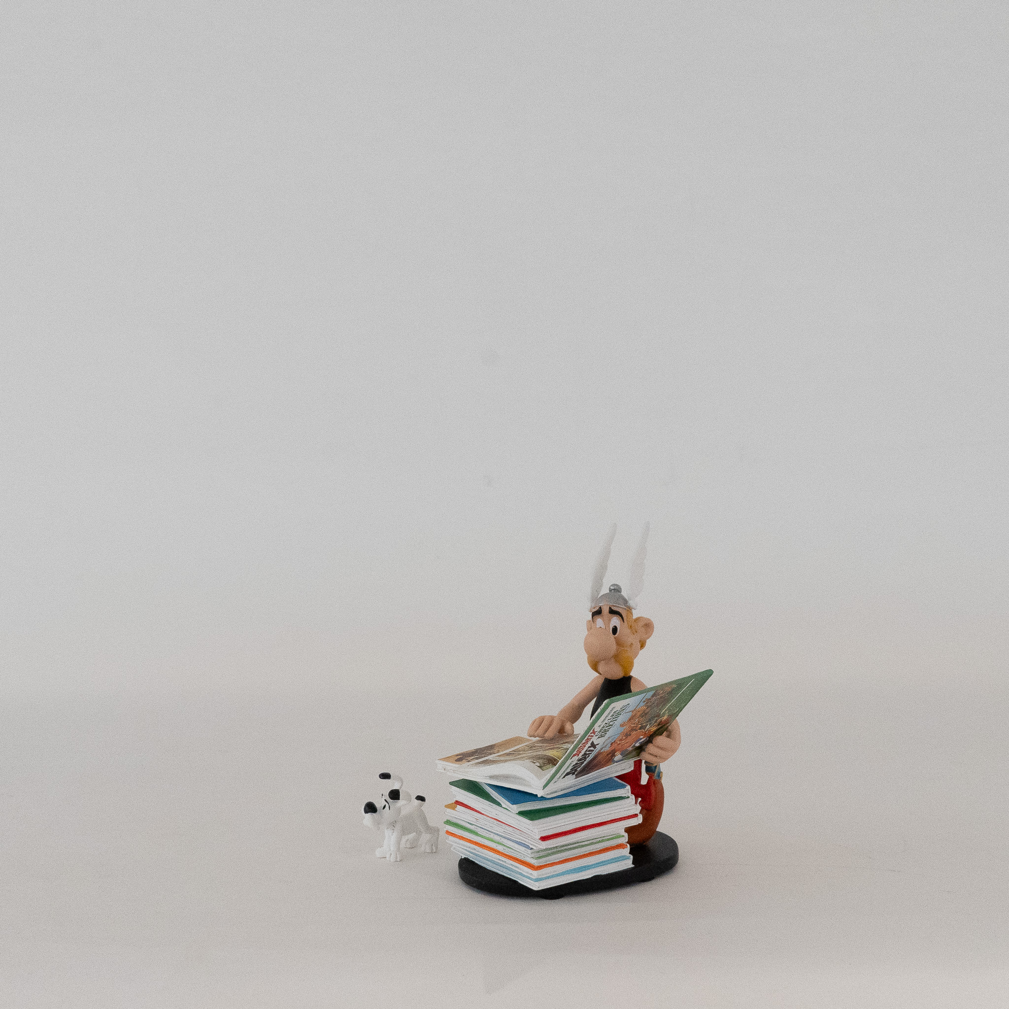 Asterix: Statue Asterix sitzt auf Bücherstapel Asterix: Statue Asterix sitzt auf Bücherstapel