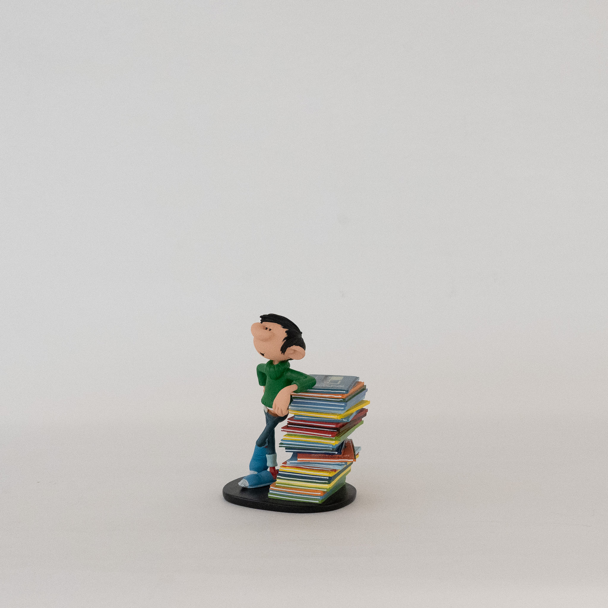 Gaston: Statue Gaston mit Bücherstapel #2 Gaston: Statue Gaston mit Bücherstapel #2