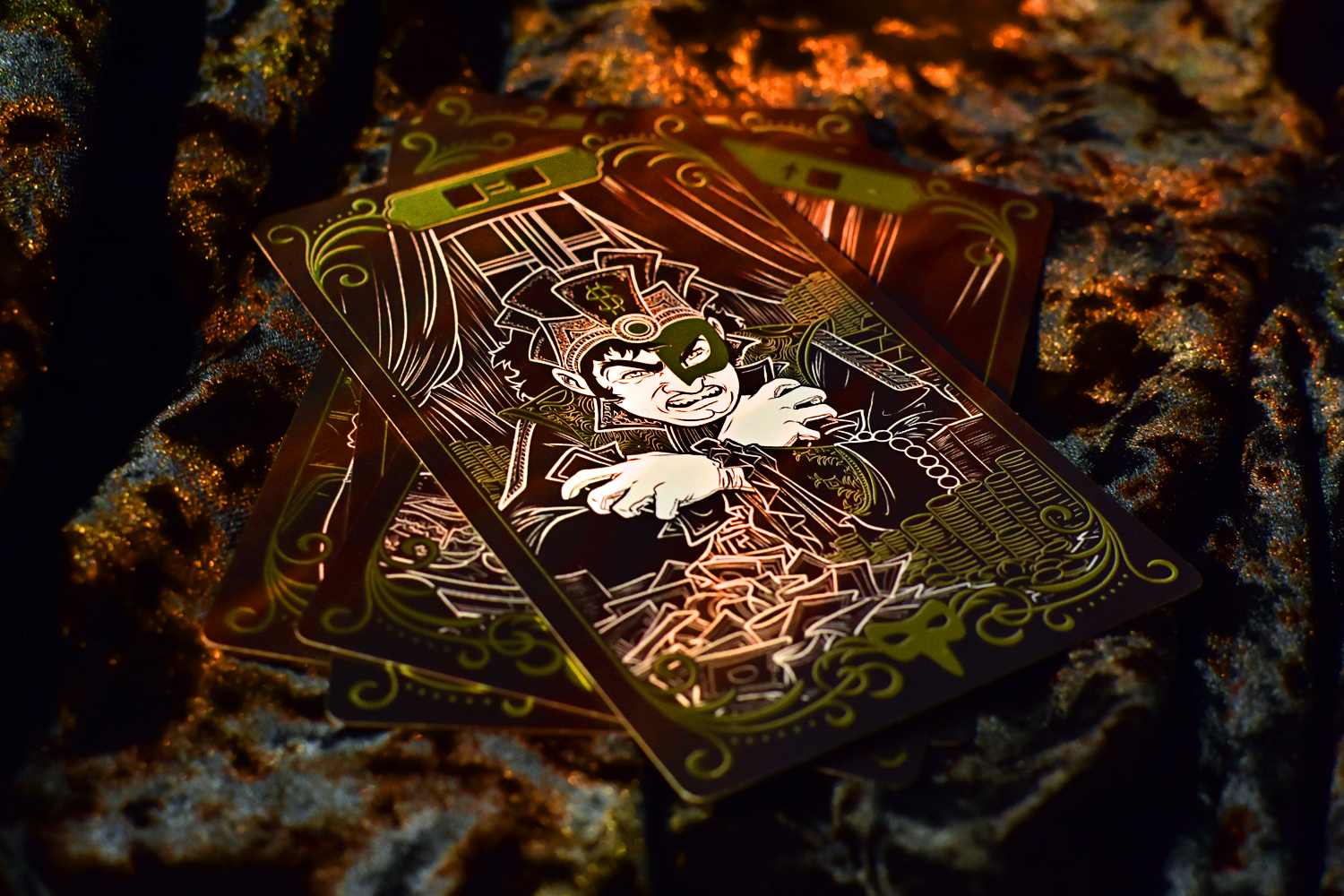 Spielkarten, Pokerkarten, schwarze Karten, Goldfolienmotiv, Dieb-Illustration