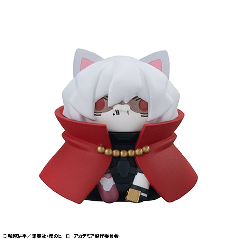 Katzenohren, weißes Haar, roter Umhang, schwarze Kleidung, kleine Figur
