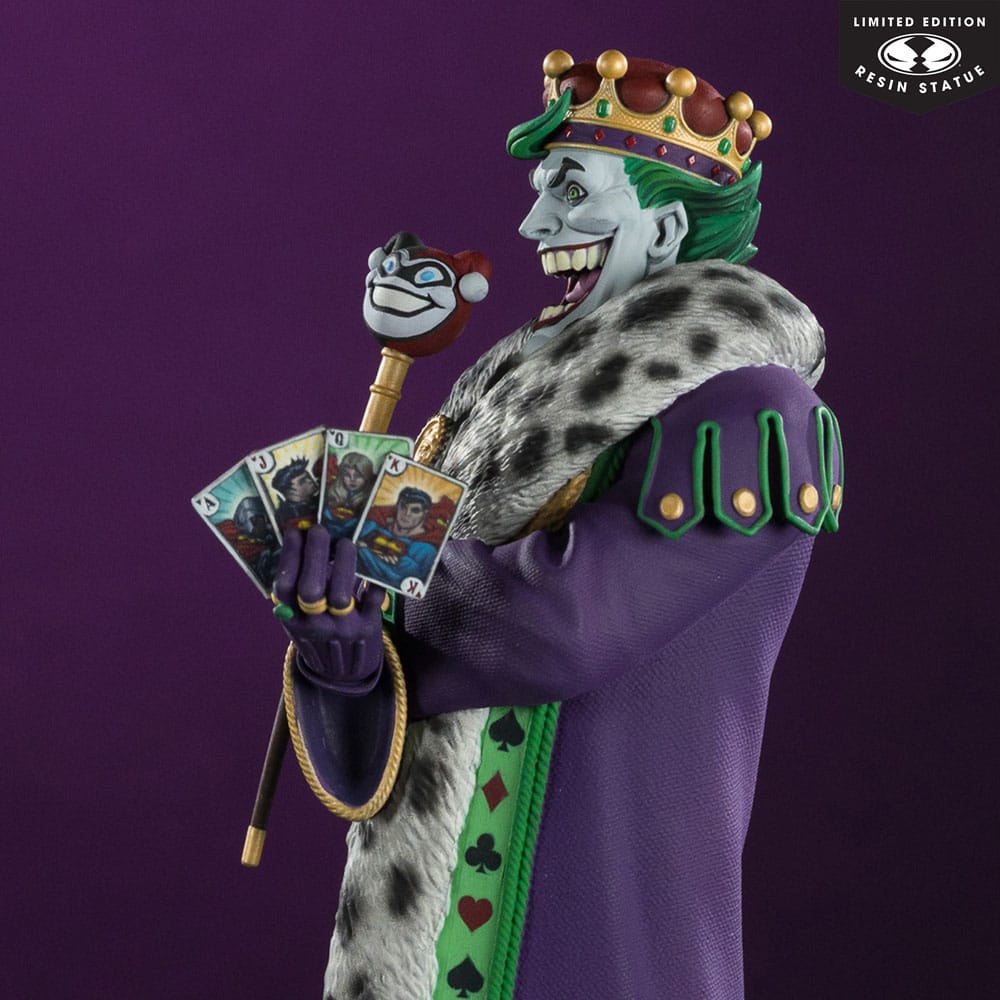 Joker-Figur, Königsfigur, lila Robe, Karten, Krone