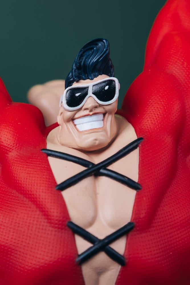 Action-Figur, Muskeln, Brille, rote-Textilien, Lächeln