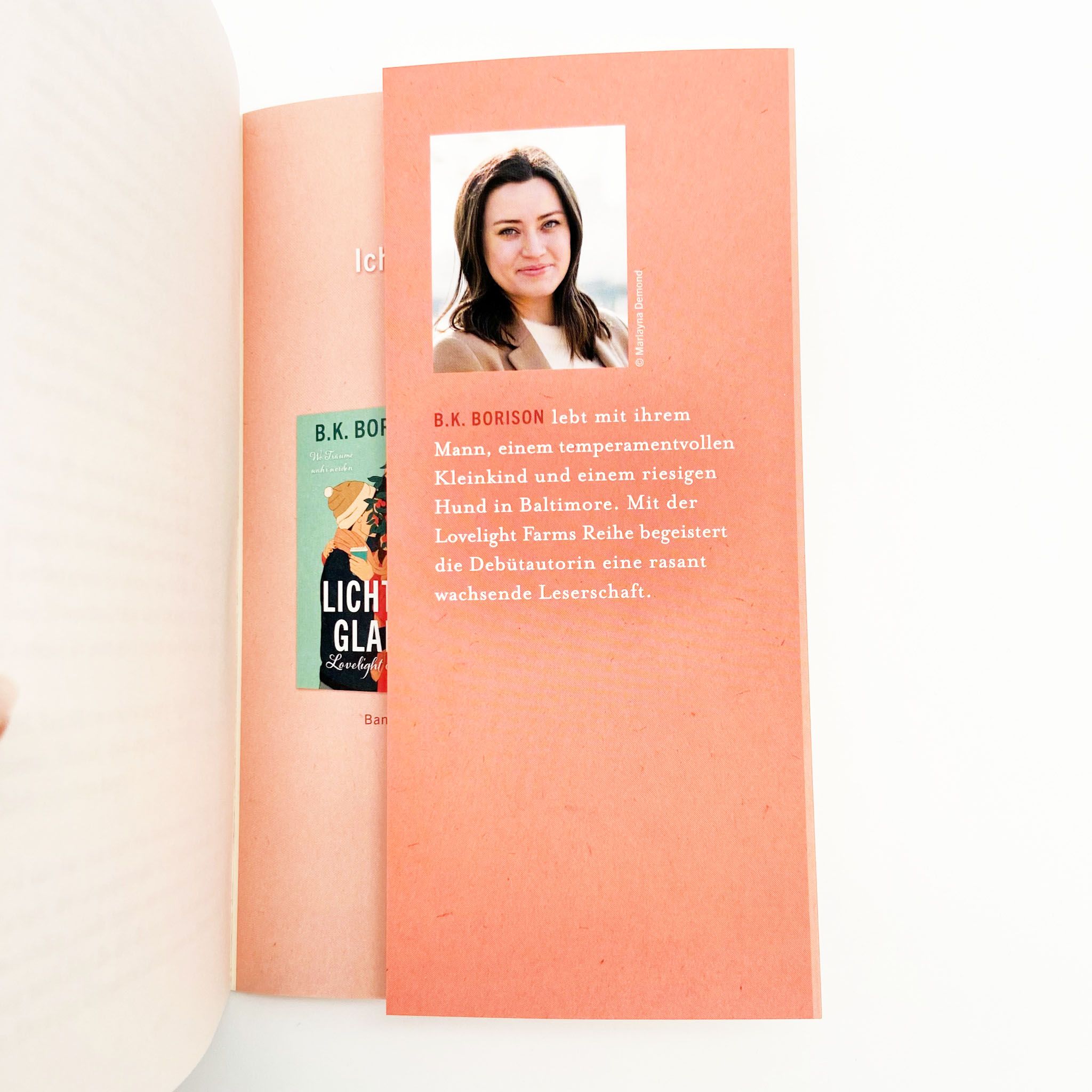 Buchseite, Rosa Layout, Porträt-Foto, Textzeile, Blickfang