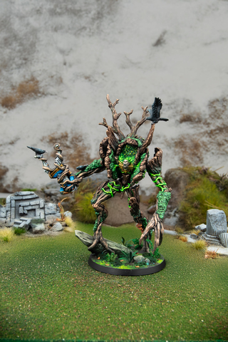 Warcrow: Syenann - Moss Hermit glowing creature, baumartige figur, grüne energie, fantasy-miniatur, untergrund landschaft