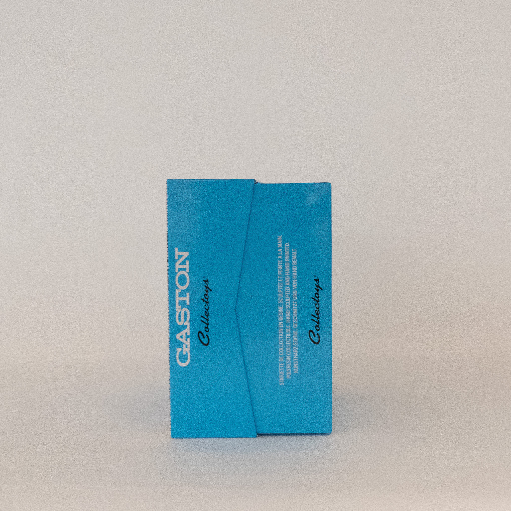 Gaston: Statue Gaston mit Bücherstapel #2 Gaston: Statue Gaston mit Bücherstapel #2