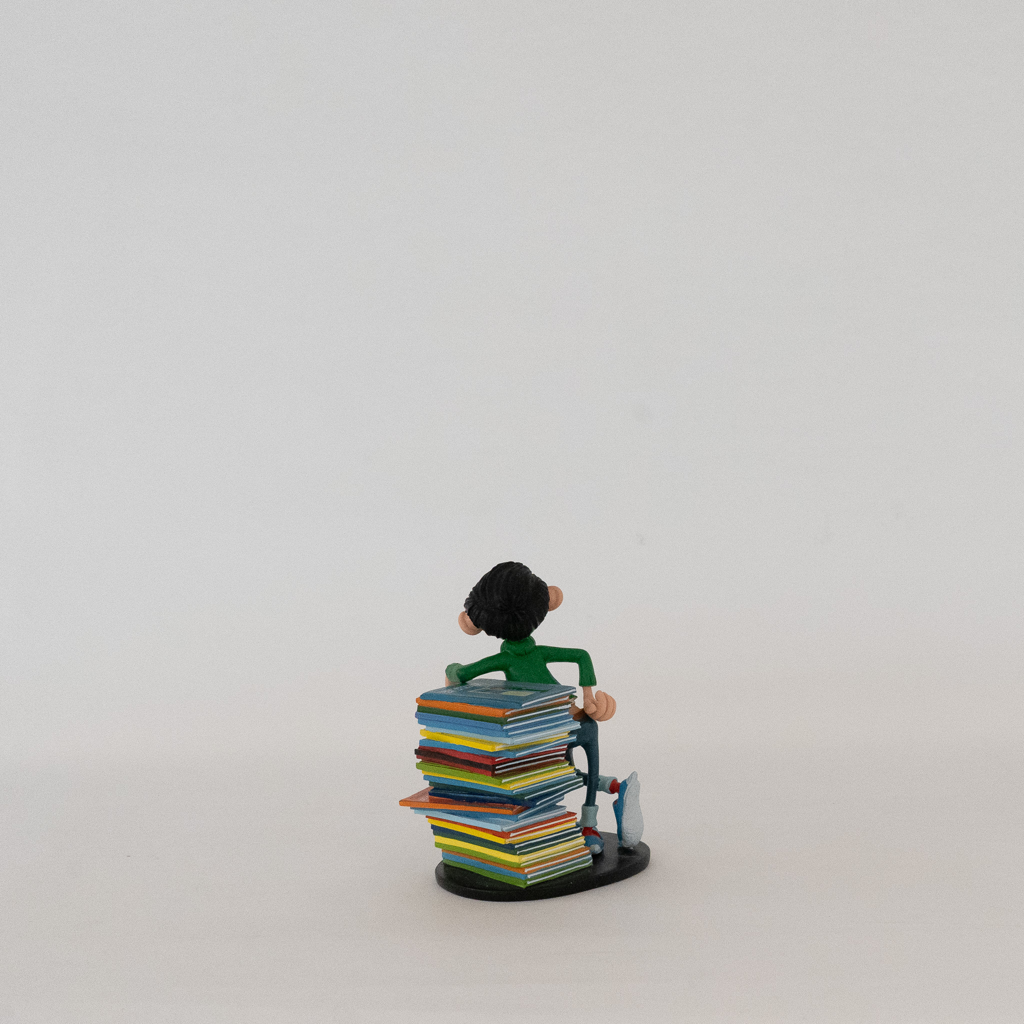 Gaston: Statue Gaston mit Bücherstapel #2 Gaston: Statue Gaston mit Bücherstapel #2