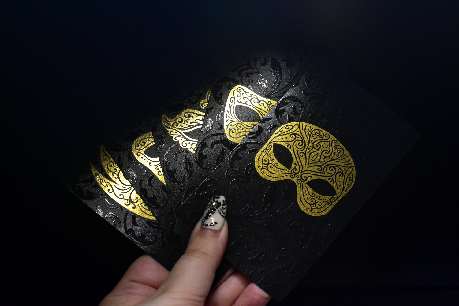 Carnival of Sins Spielkarten, schwarze Karten, goldene Masken, Ornamentmuster
