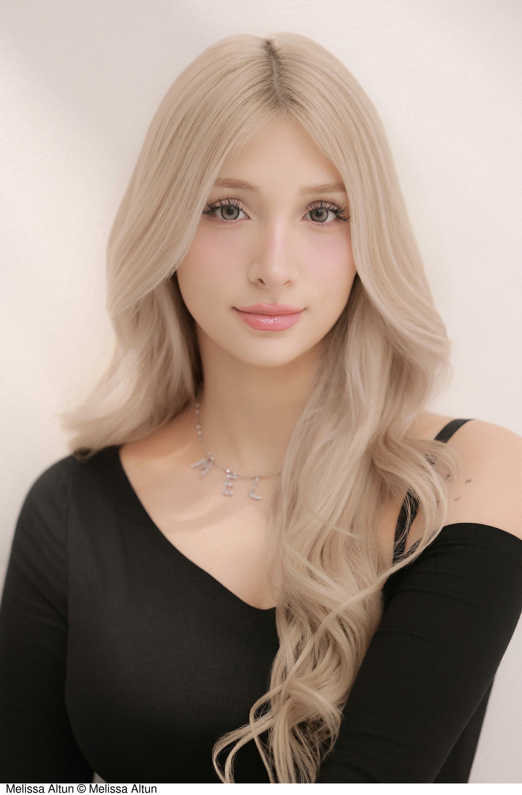 blonde Haar, langes Haar, schwarzes Oberteil, Halskette, Porträt