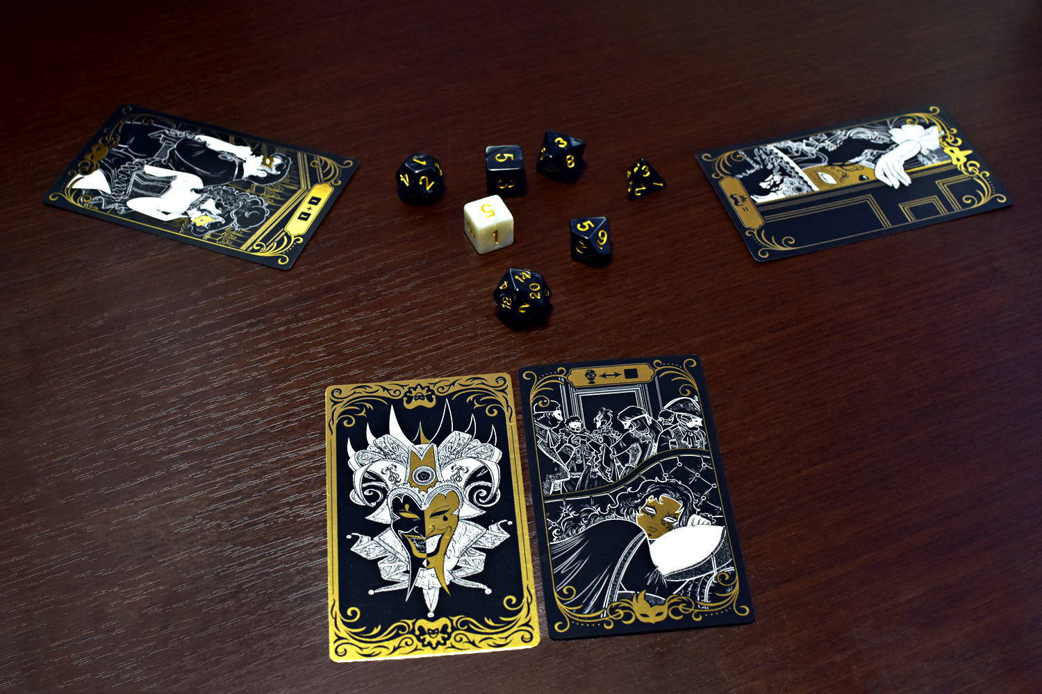 Würfelset, Polyederwürfel, Spielkarten, Schwarz-goldenes Design, Fantasy-Motive