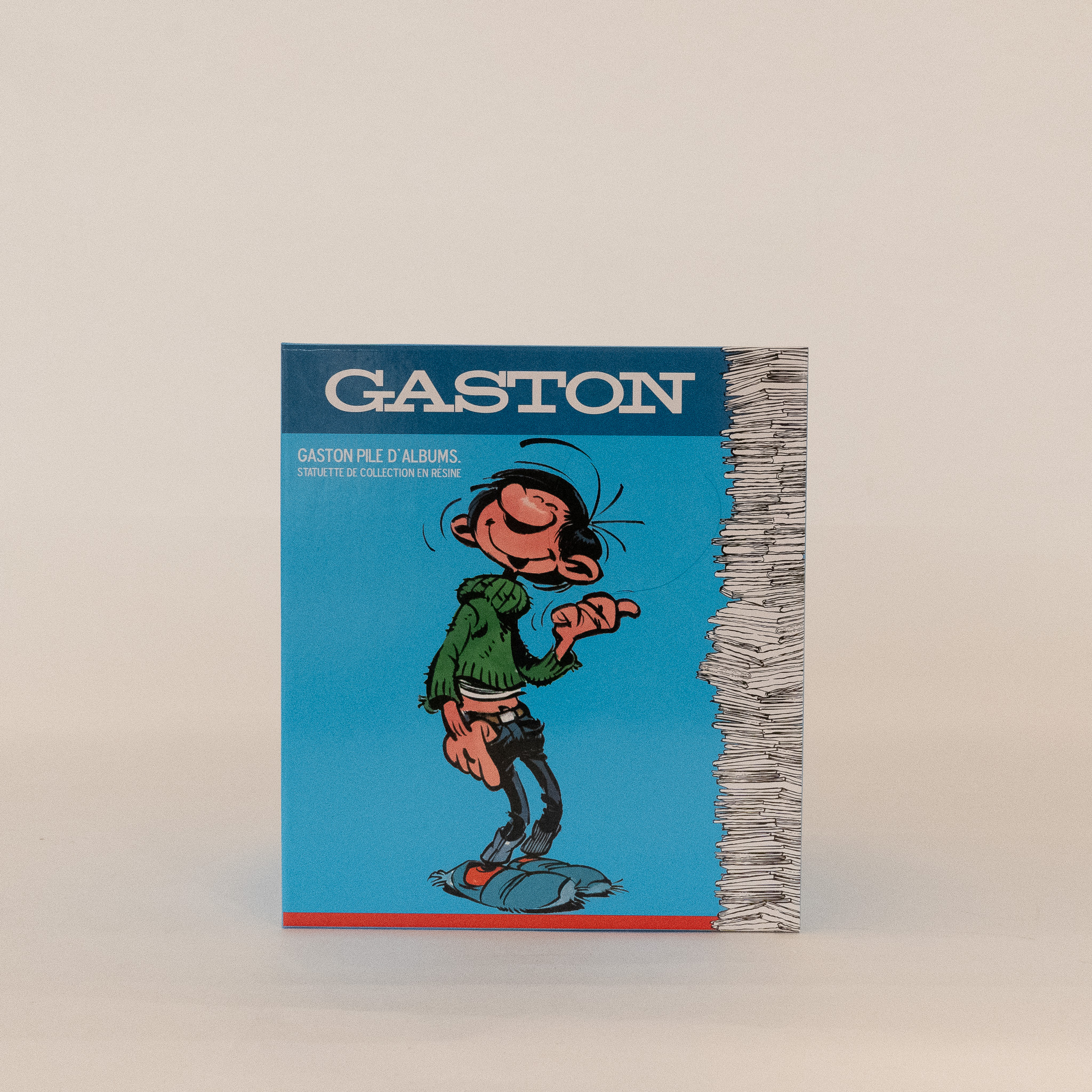 Gaston: Statue Gaston mit Bücherstapel #2 Gaston: Statue Gaston mit Bücherstapel #2