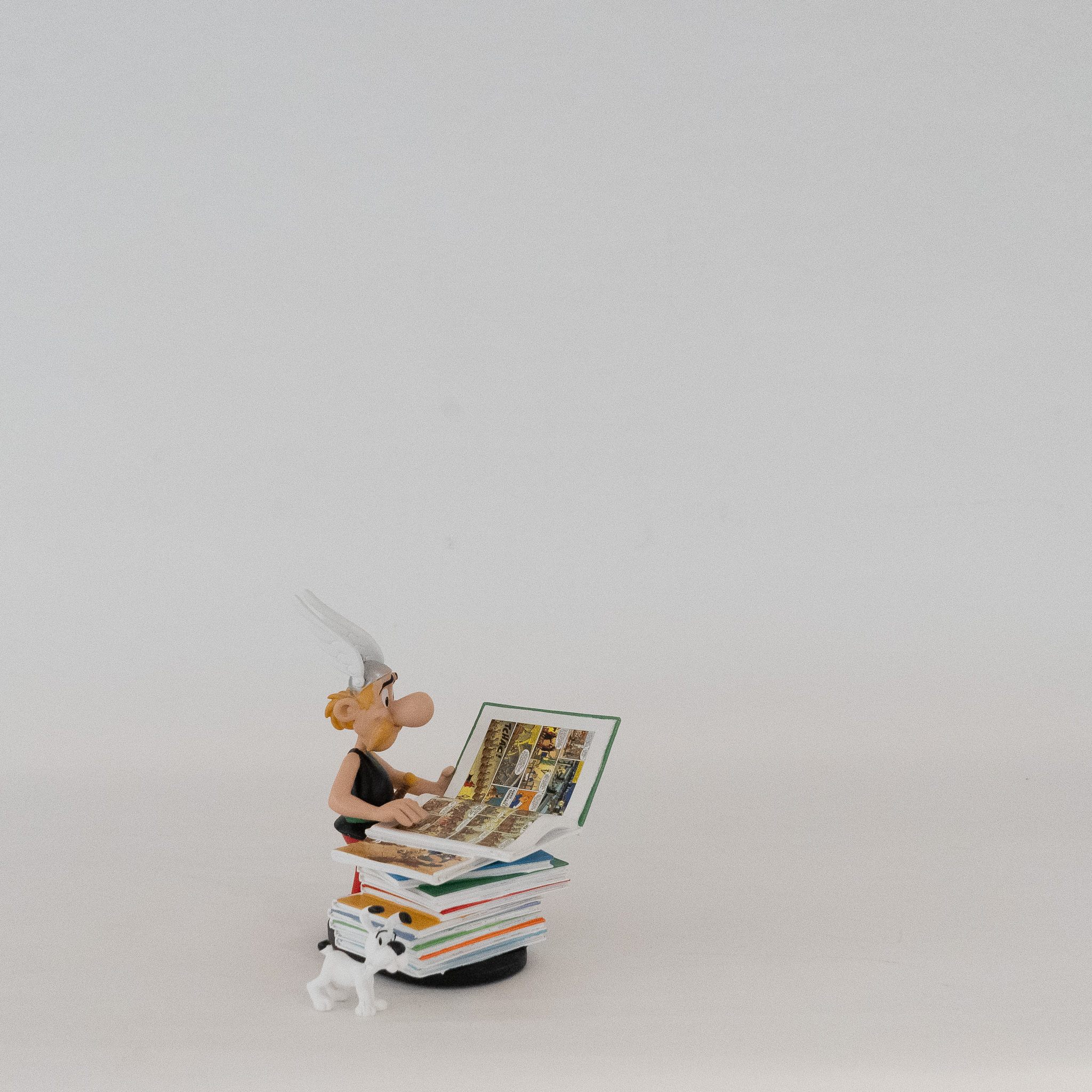 Asterix: Statue Asterix sitzt auf Bücherstapel Asterix: Statue Asterix sitzt auf Bücherstapel