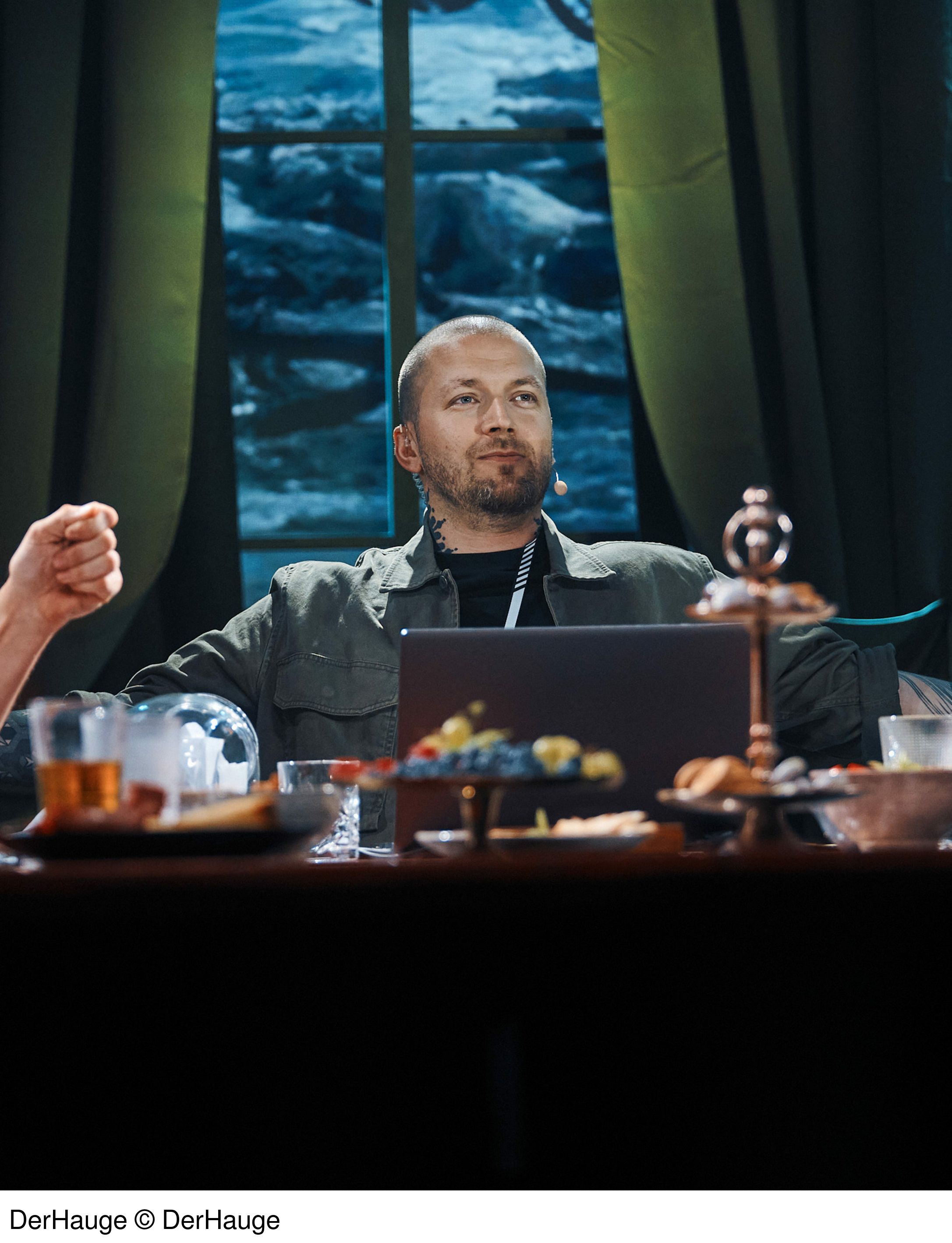 Mann, Tisch, Essen, Laptop, Präsentation