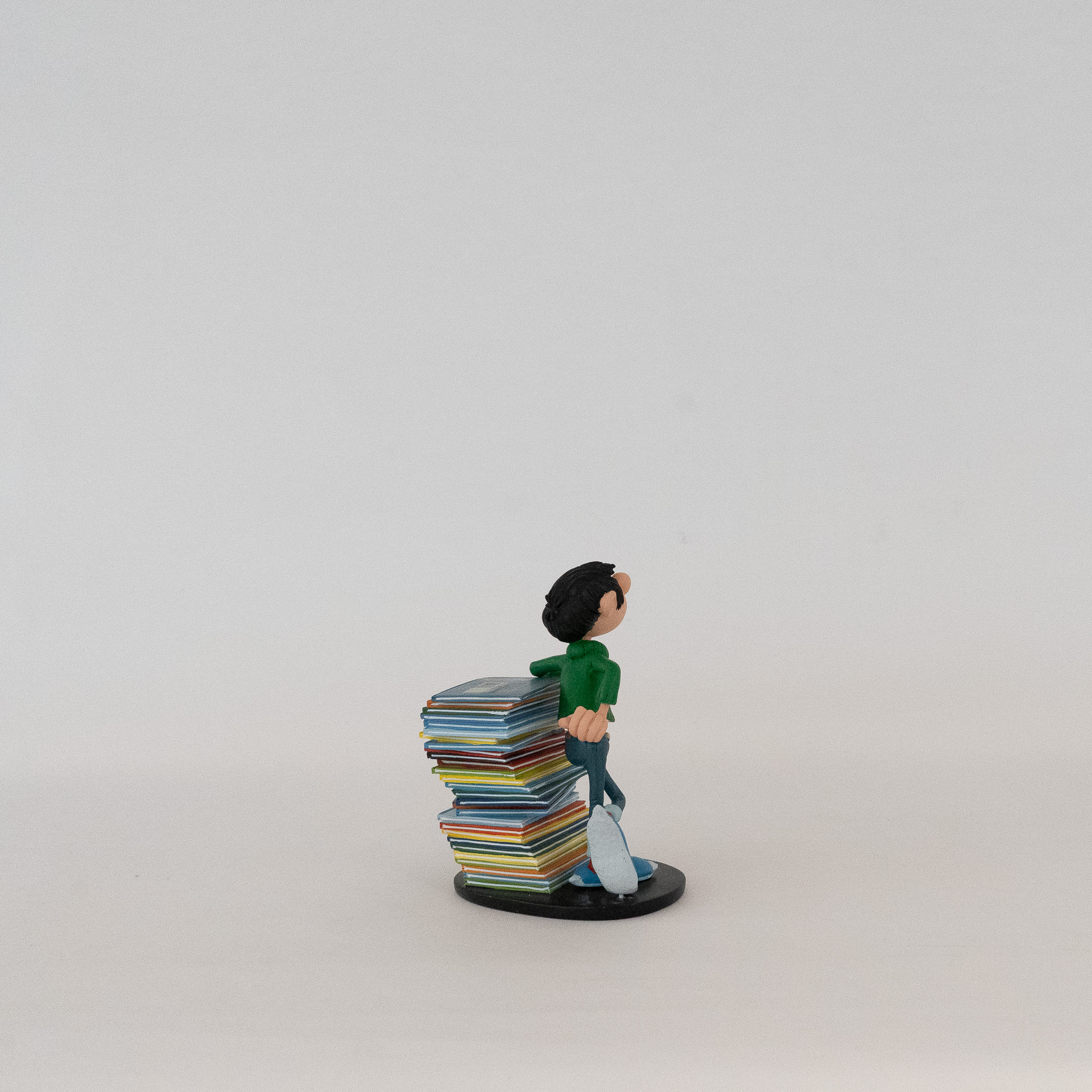 Gaston: Statue Gaston mit Bücherstapel #2 Gaston: Statue Gaston mit Bücherstapel #2