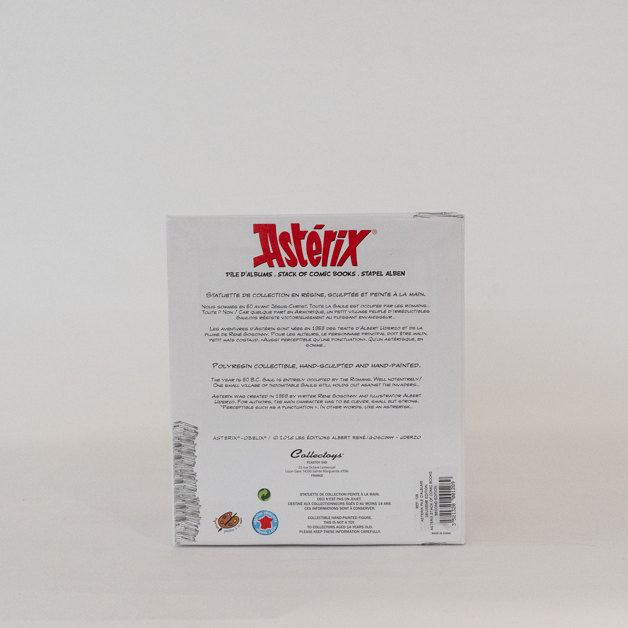 Asterix: Statue Asterix sitzt auf Bücherstapel Asterix: Statue Asterix sitzt auf Bücherstapel