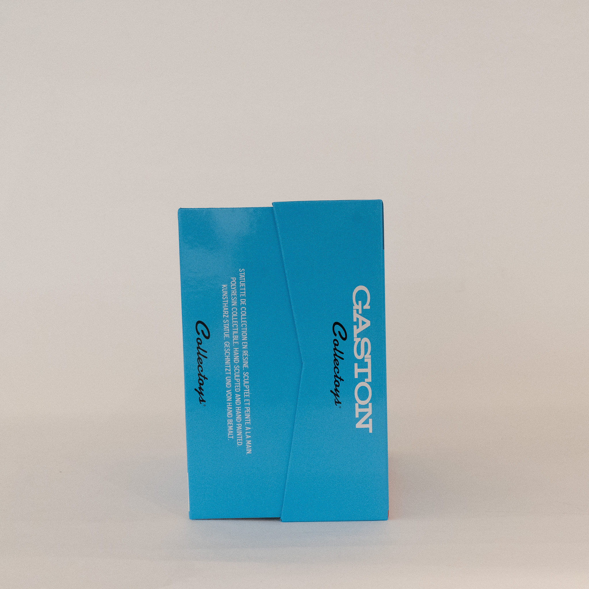 Gaston: Statue Gaston mit Bücherstapel #2 Gaston: Statue Gaston mit Bücherstapel #2