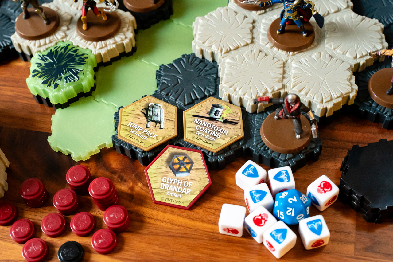 Brettspiel, Miniaturen, Kacheln, Würfel, Markenloser Spielmaterial