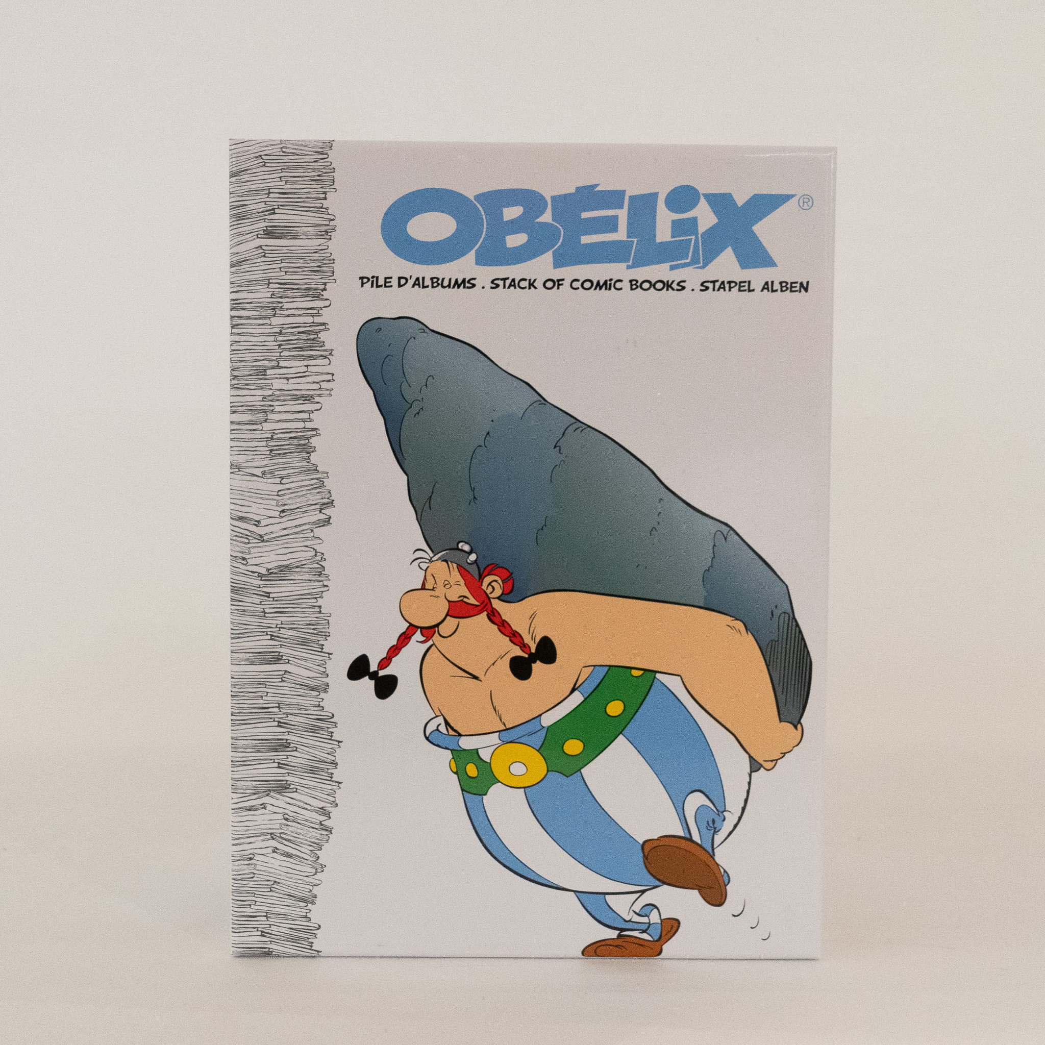 Asterix: Statue Obelix mit Bücherstapel