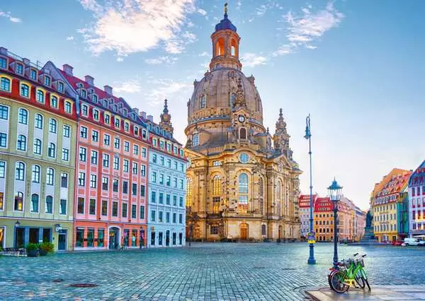 Baroque-Kirche, Dresden-Stil, europäischer Platz, historisches Gebäude, Kopfsteinpflasterstraße