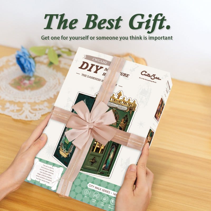 Booknook: The Darkness Herbarium DIY kit, Geschenkbox, eingewickeltes Paket, brauner Band, Dekorationsbox