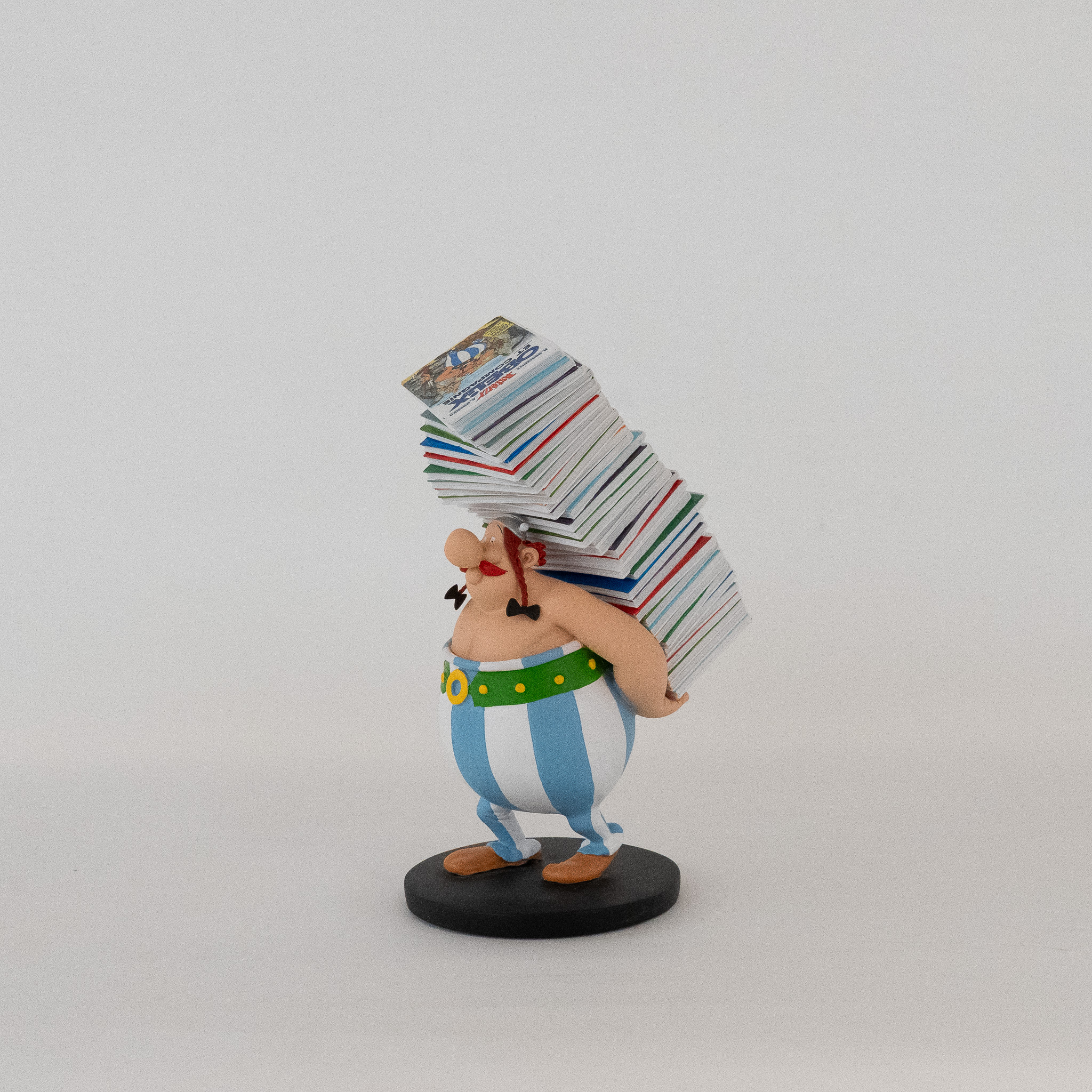 Asterix: Statue Obelix mit Bücherstapel