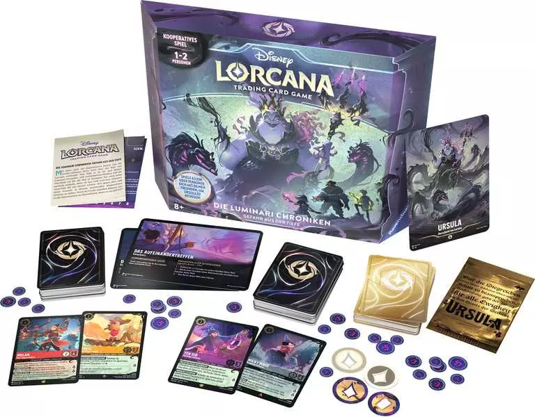Lorcana TCG: Ursulas Rückkehr - Die Luminari Chroniken (Geschenk Set) (Set 4) Lorcana TCG: Ursulas Rückkehr - Die Luminari Chroniken (Geschenk Set) (Set 4)