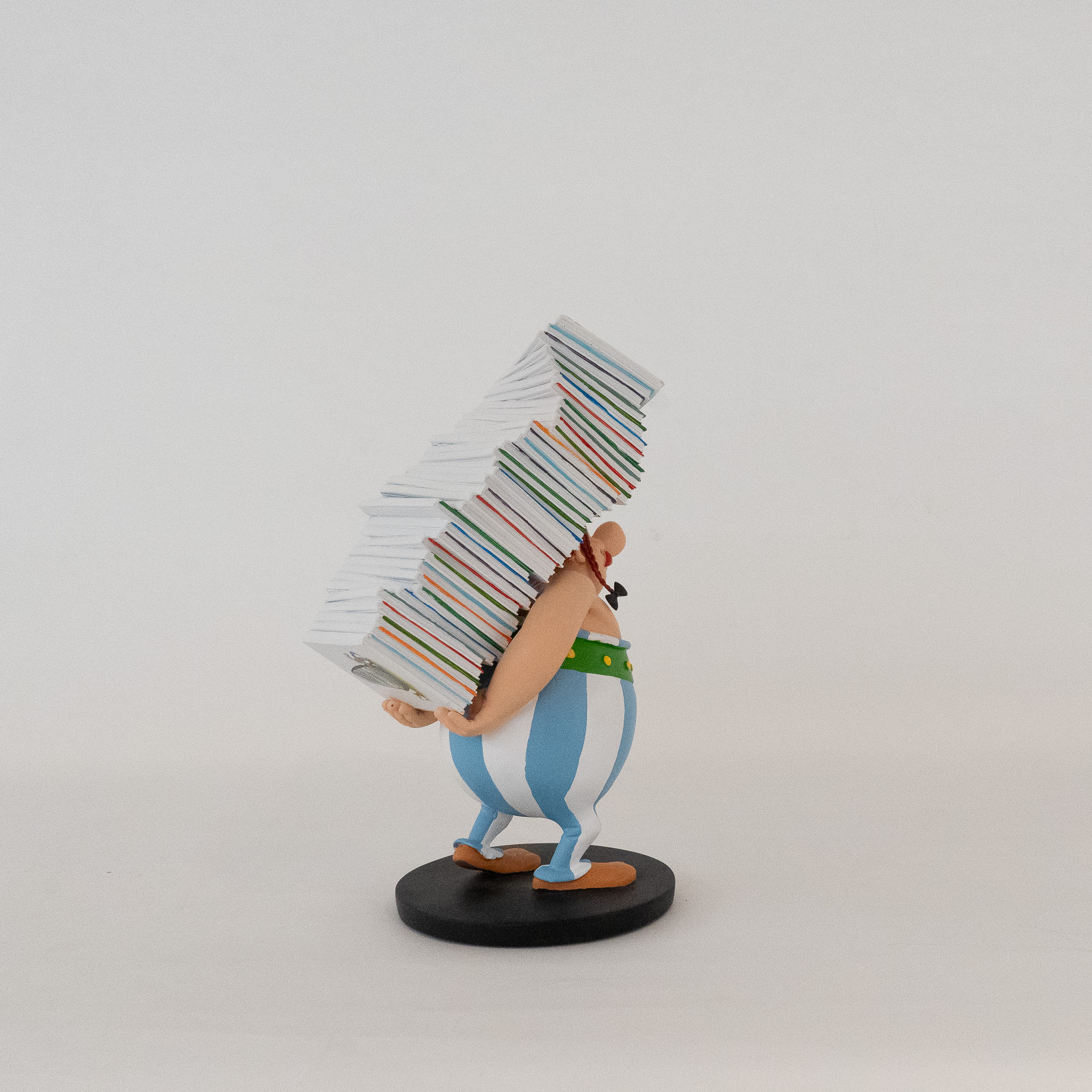 Asterix: Statue Obelix mit Bücherstapel