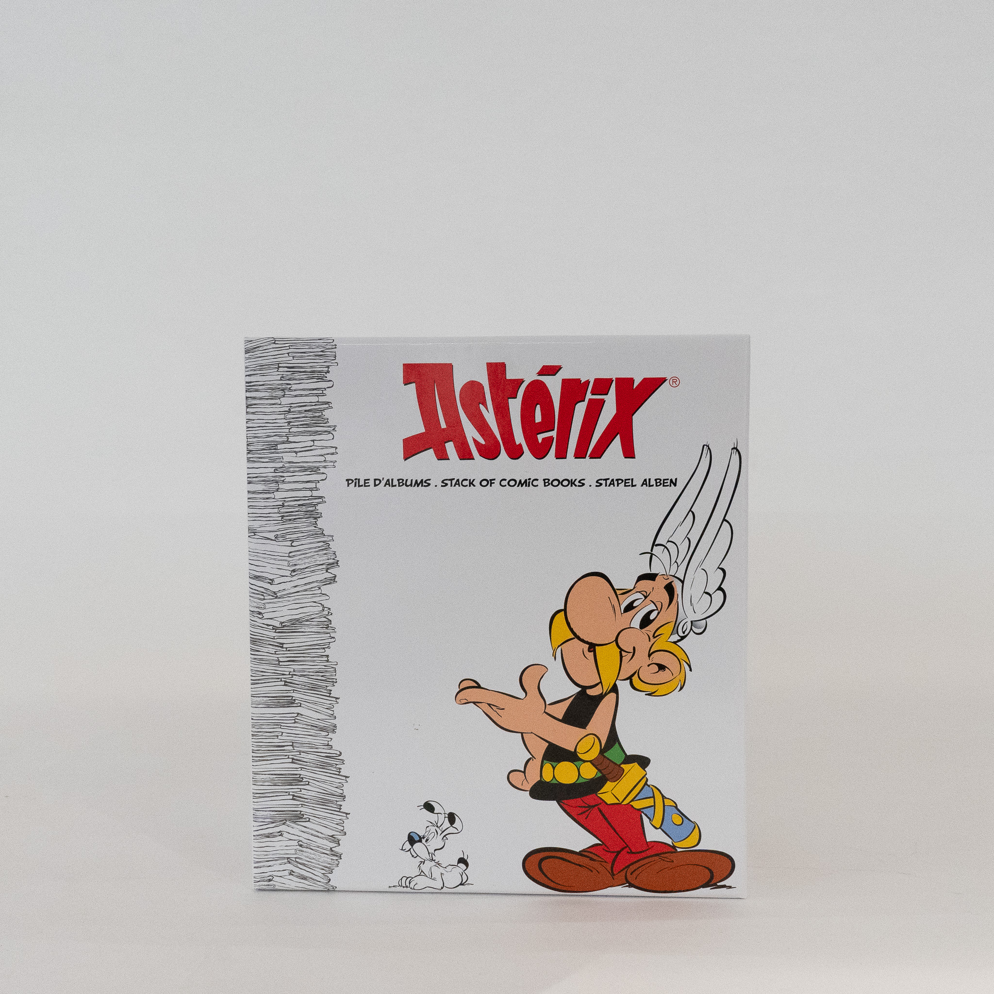 Asterix: Statue Asterix sitzt auf Bücherstapel