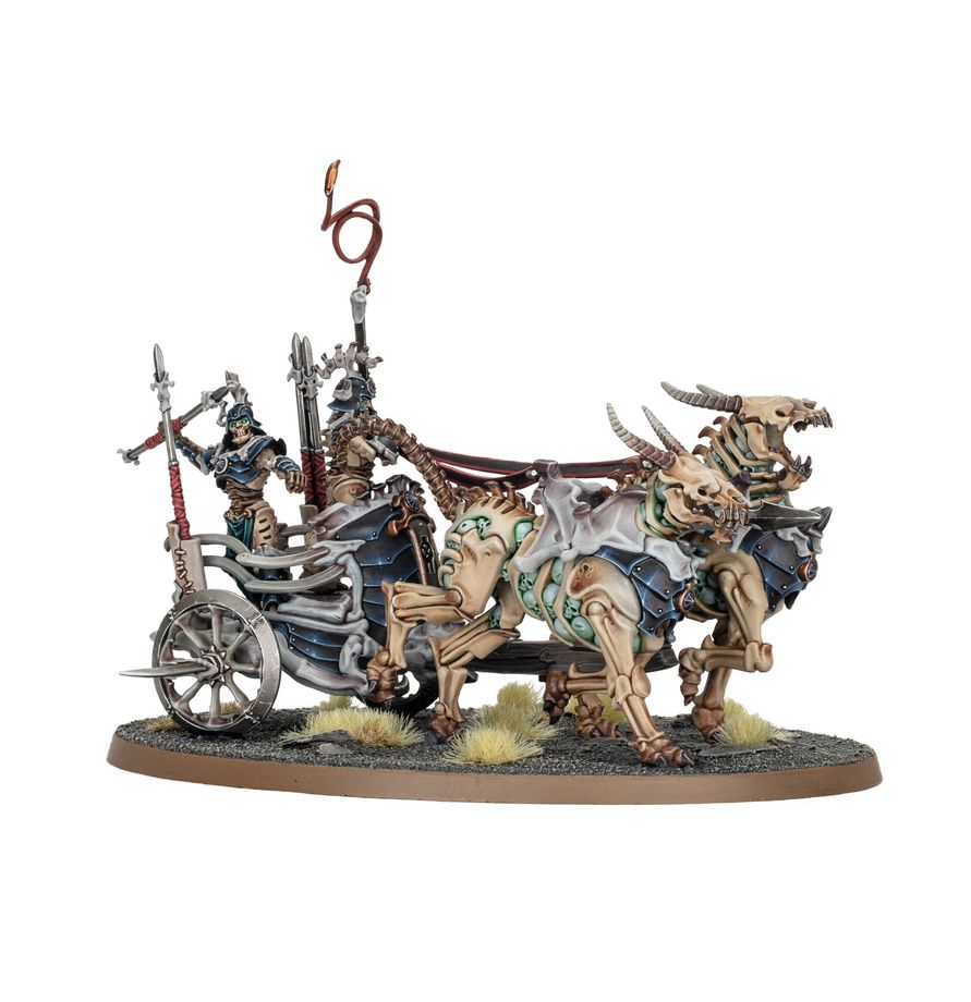 Age of Sigmar: Ossiarch Bonereapers - Liege-Kavalos on War Chariot Drachenwagen, Karrenkonstrukt, Minifiguren, Skelettkavallerie, Wüstenszene