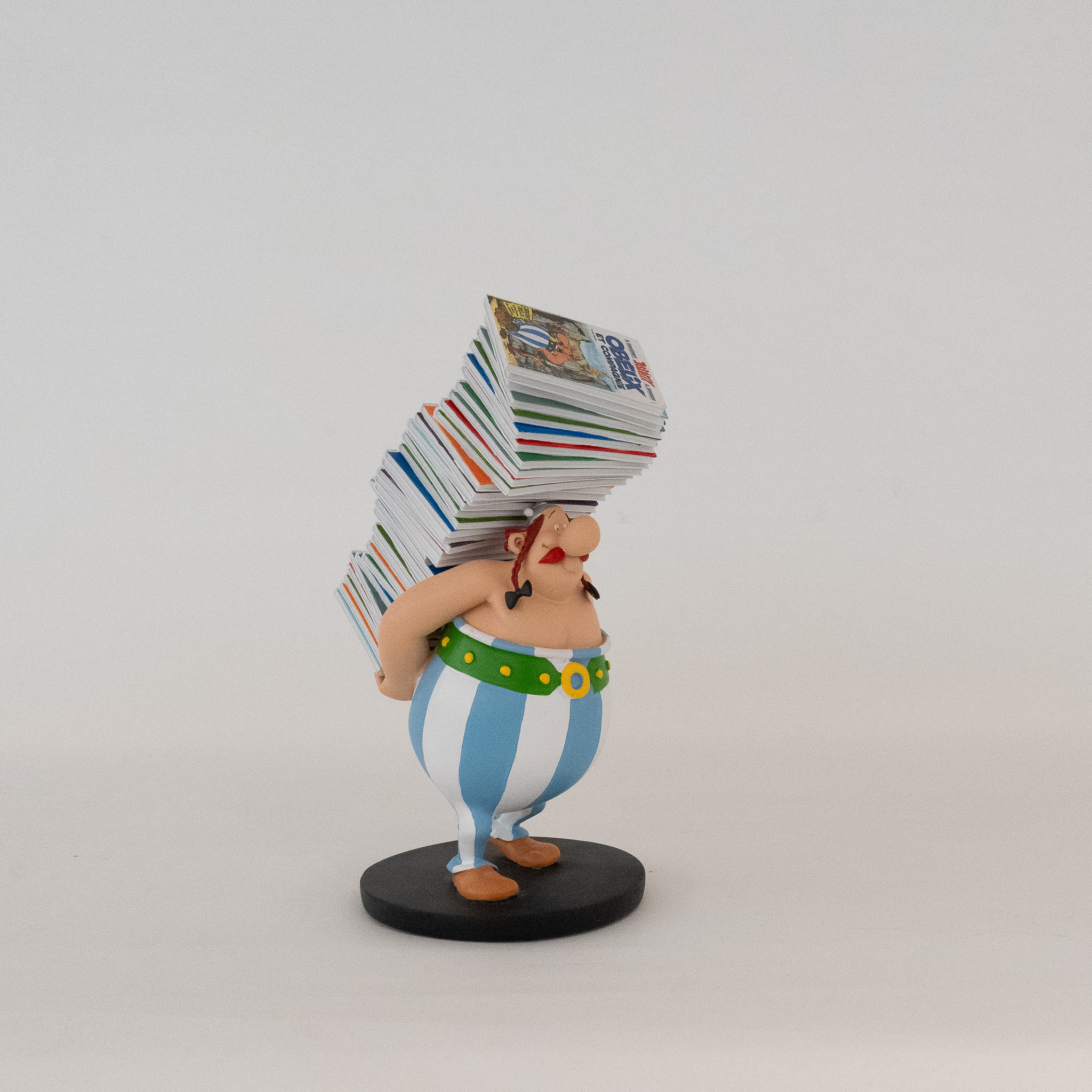 Asterix: Statue Obelix mit Bücherstapel